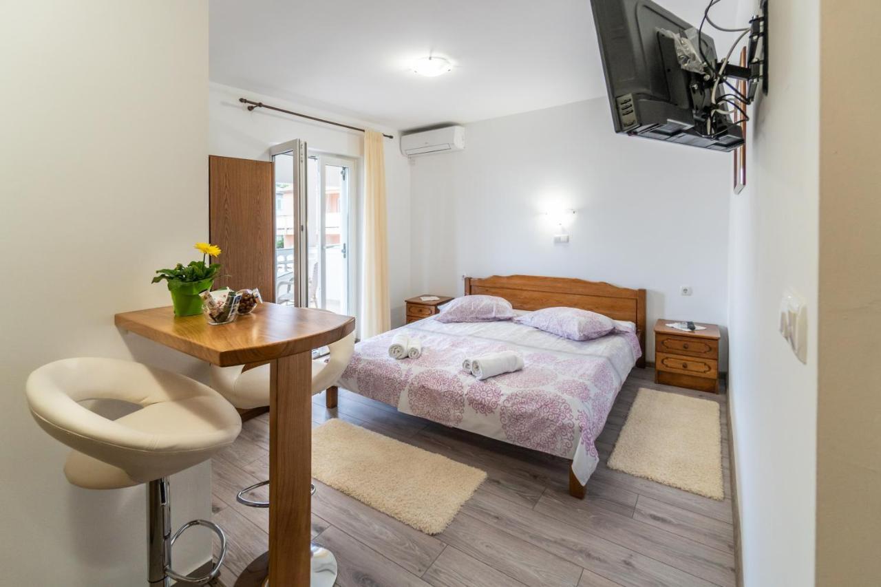 Apartments And Rooms By The Sea Palit, Rab - 5010 Экстерьер фото