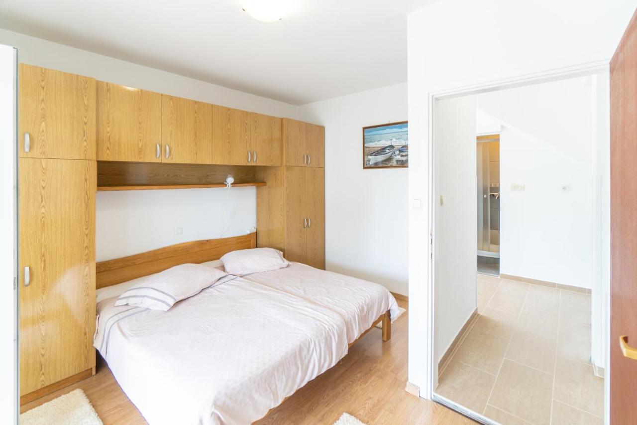 Apartments And Rooms By The Sea Palit, Rab - 5010 Экстерьер фото
